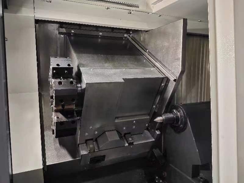 Il CNC inclinato orizzontale del letto HTC40E/500 lavora il controllo al tornio SMTCL SYMG del motore GSK988TA Fanuc di 15KW 11KW