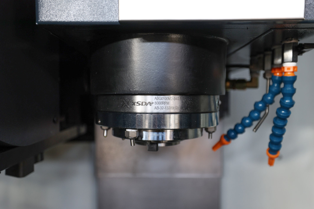4 assi 3 assi centro di lavorazione verticale SV960L Tavola dimensione 1100*550mm centro di fresatura verticale