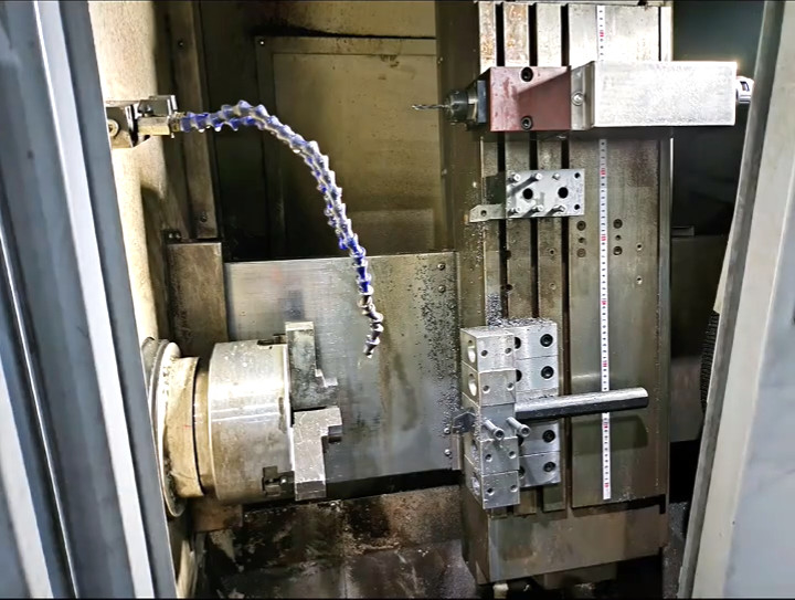 Strumento di banda letto inclinato CNC tornitore CHK46 automatico tipo banda tornitore con alimentatore a barre