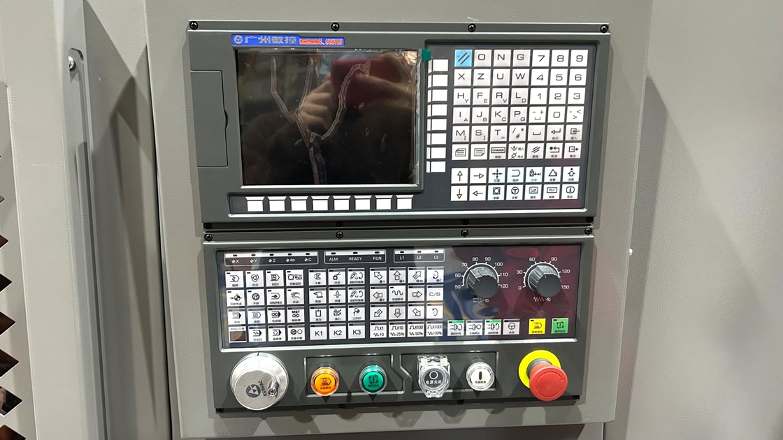 Strumento di banda letto inclinato CNC tornitore CHK46 automatico tipo banda tornitore con alimentatore a barre