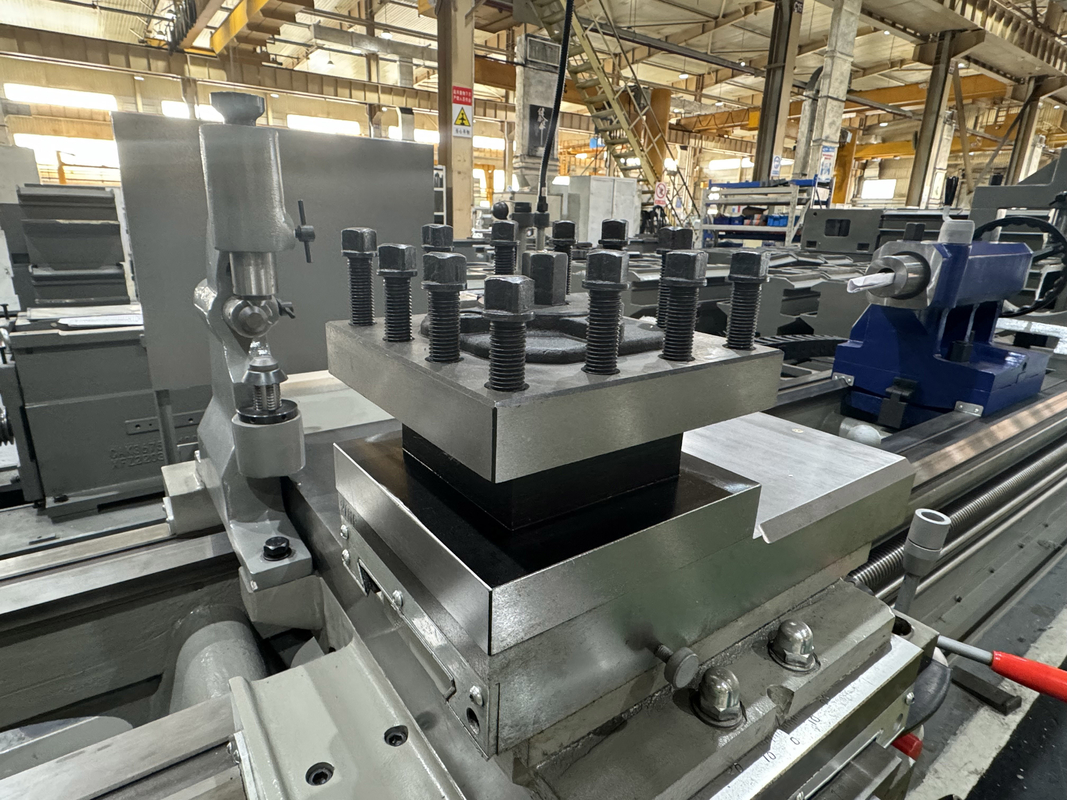 Torno universale CW6180B Alta rigidità 600 mm Larghezza letto Motore a carico pesante Torno tornitore