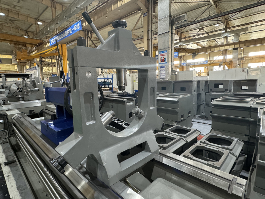 Torno universale CW6180B Alta rigidità 600 mm Larghezza letto Motore a carico pesante Torno tornitore
