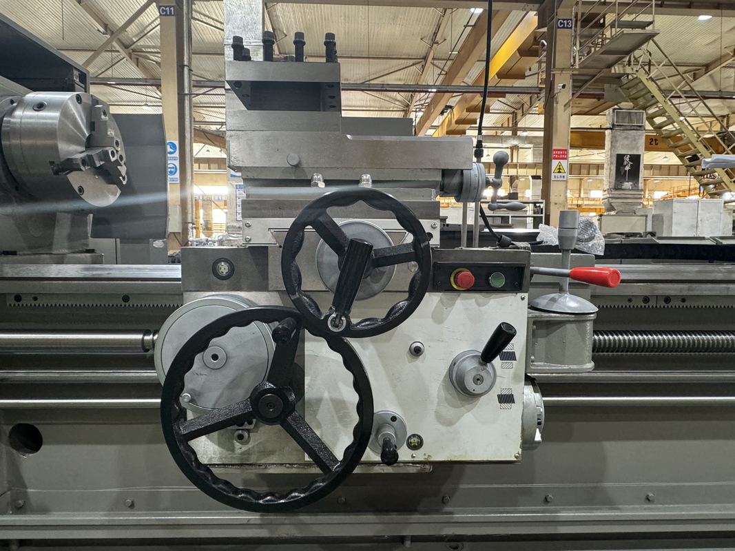 Torno universale CW6180B Alta rigidità 600 mm Larghezza letto Motore a carico pesante Torno tornitore