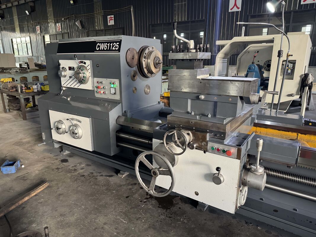 Tornio per carichi pesanti da 15 m CW61125 Grande mandrino Foro da 130 mm Potente tornio orizzontale